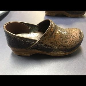 Dansko brown shiny leather with design